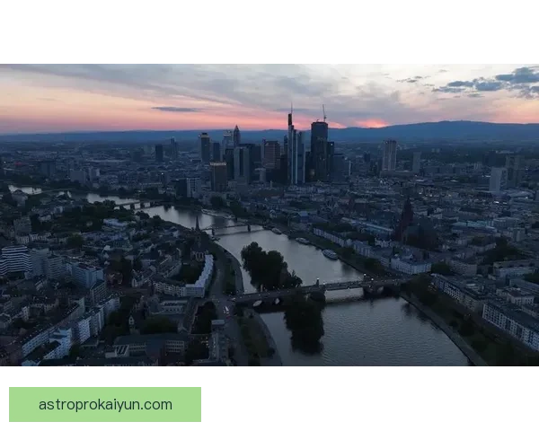 法兰克福中路迎来繁荣发展，成为城市面貌转型的新兴商业中心。